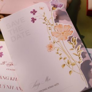 In Thiệp Cưới Hiện Đại Họa Tiết Hoa Cỏ